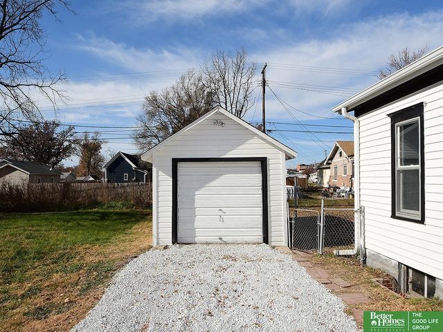321 N Iowa Avenue N, York, NE 68467