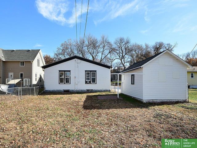 321 N Iowa Avenue N, York, NE 68467