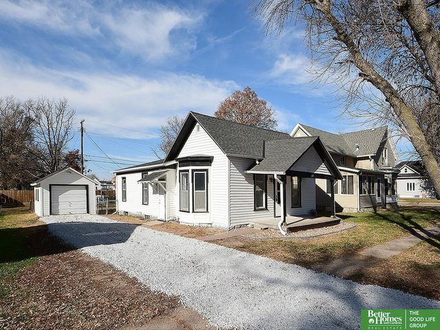 321 N Iowa Avenue N, York, NE 68467