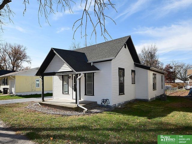 321 N Iowa Avenue N, York, NE 68467