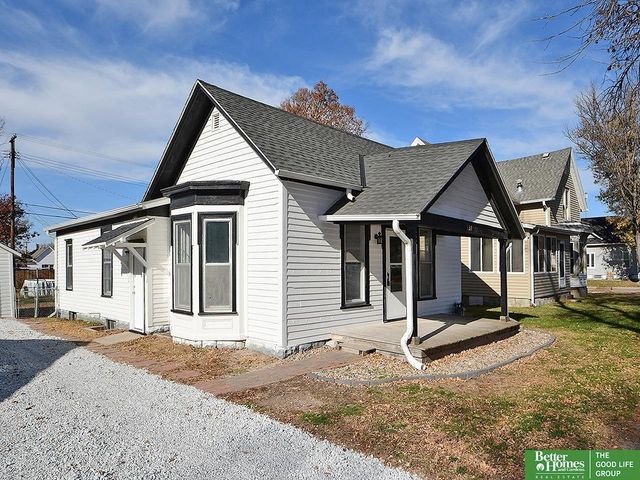 321 N Iowa Avenue N, York, NE 68467