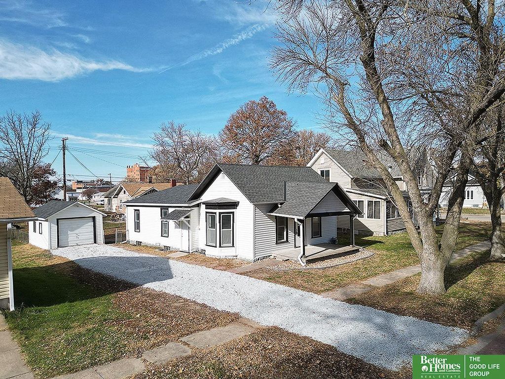 321 N Iowa Avenue N, York, NE 68467