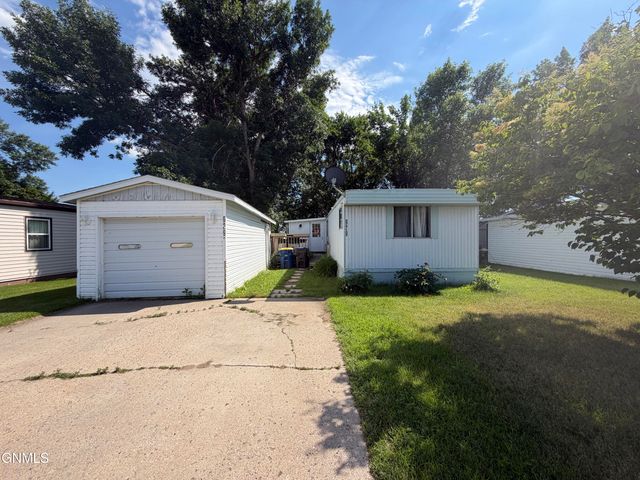 929 Western Park, Jamestown, ND 58401 property photo