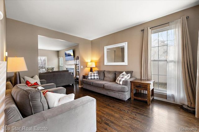 1047 Saddle Drive, South Lyon, MI 48178