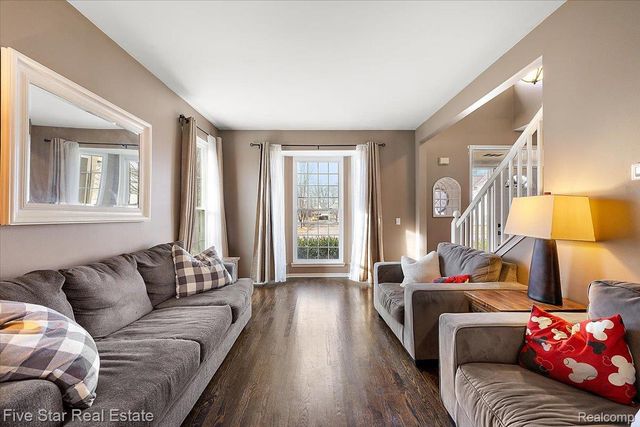 1047 Saddle Drive, South Lyon, MI 48178