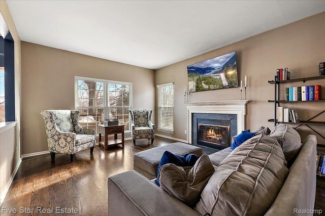 1047 Saddle Drive, South Lyon, MI 48178