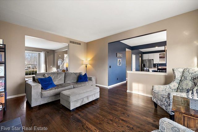 1047 Saddle Drive, South Lyon, MI 48178