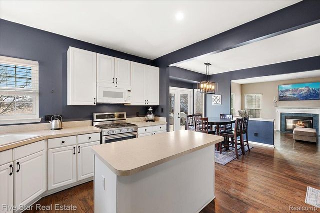 1047 Saddle Drive, South Lyon, MI 48178