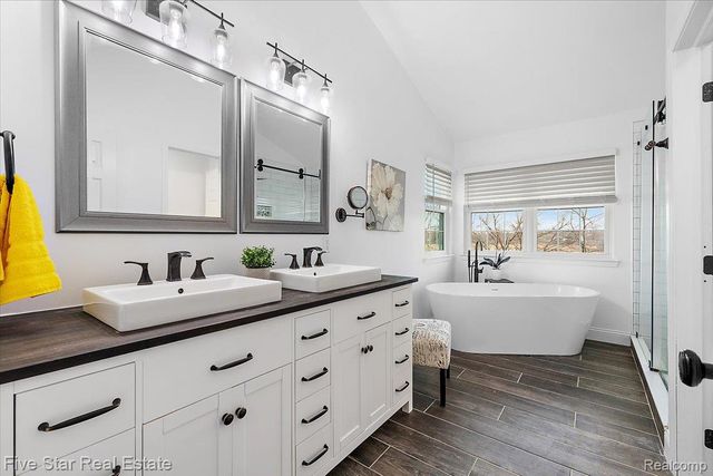 1047 Saddle Drive, South Lyon, MI 48178