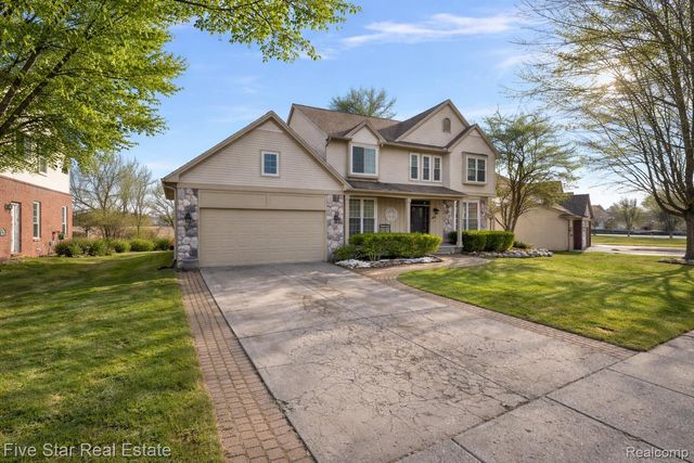 1047 Saddle Drive, South Lyon, MI 48178