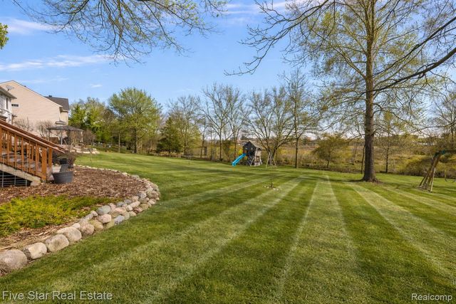 1047 Saddle Drive, South Lyon, MI 48178