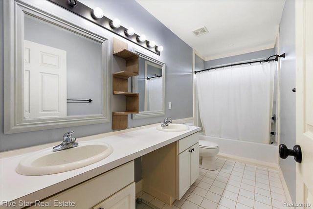 1047 Saddle Drive, South Lyon, MI 48178