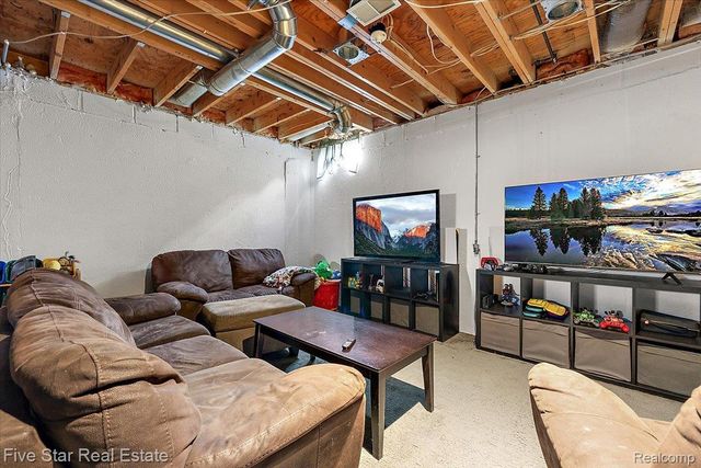 1047 Saddle Drive, South Lyon, MI 48178