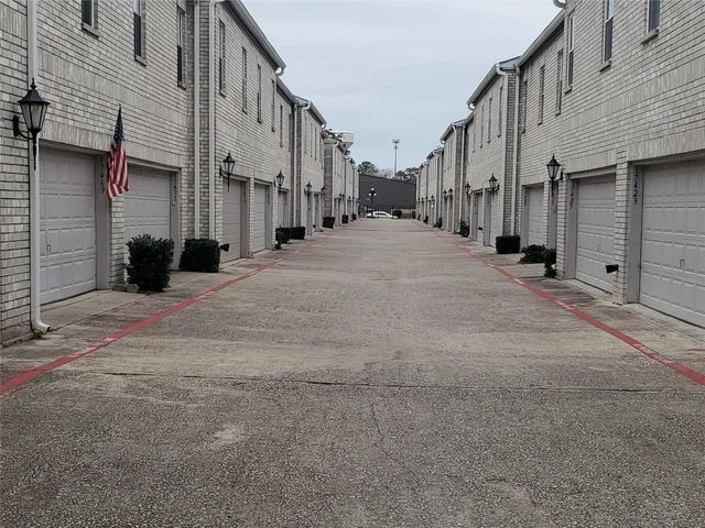 17473 Red Oak Drive 7473, Houston, TX 77090