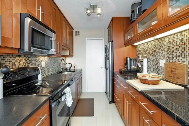 44 Strawberry Hill Avenue 7C, Stamford, CT 06902