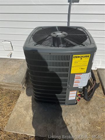 108 W Main St, Henryville, IN 47126