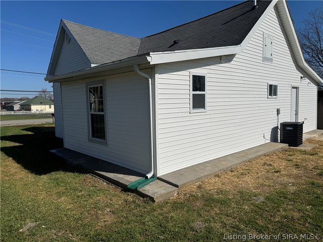 108 W Main St, Henryville, IN 47126