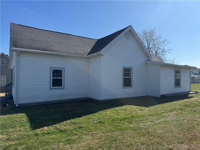 108 W Main St, Henryville, IN 47126