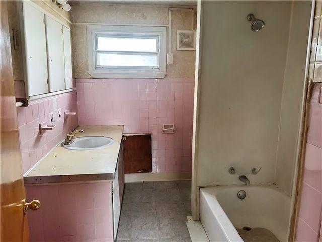1111 Pollock Ave, New Castle, PA 16101
