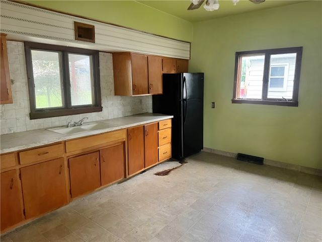 1111 Pollock Ave, New Castle, PA 16101