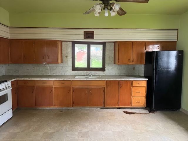 1111 Pollock Ave, New Castle, PA 16101