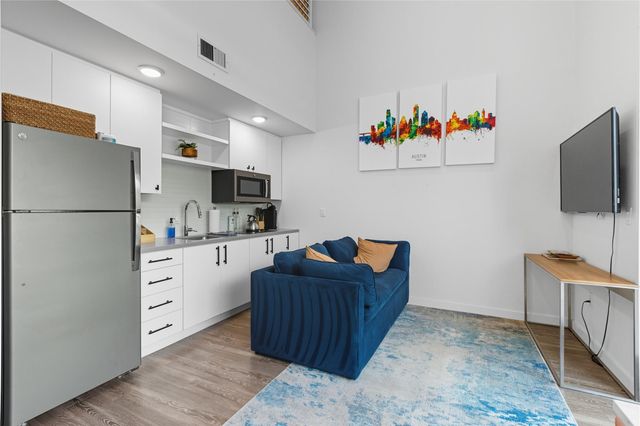 49 Navasota ST 205, Austin, TX 78702