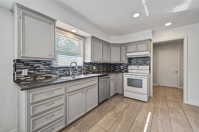 11811 Beverly Drive, Houston, TX 77065