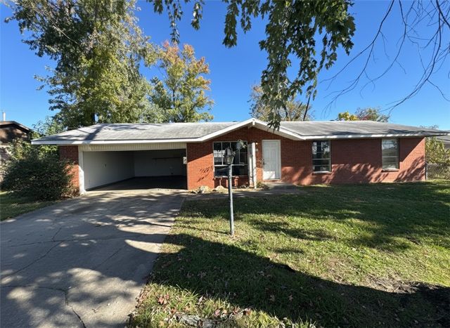 811 N 15th Street, Rogers, AR 72756