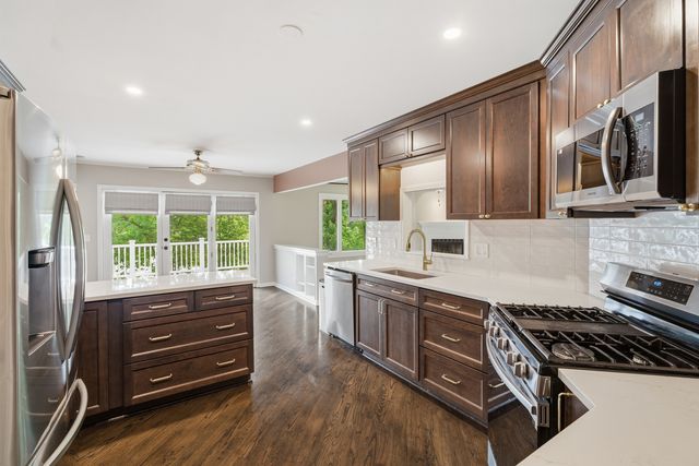 368 Hiawatha Drive, Lake In The Hills, IL 60156