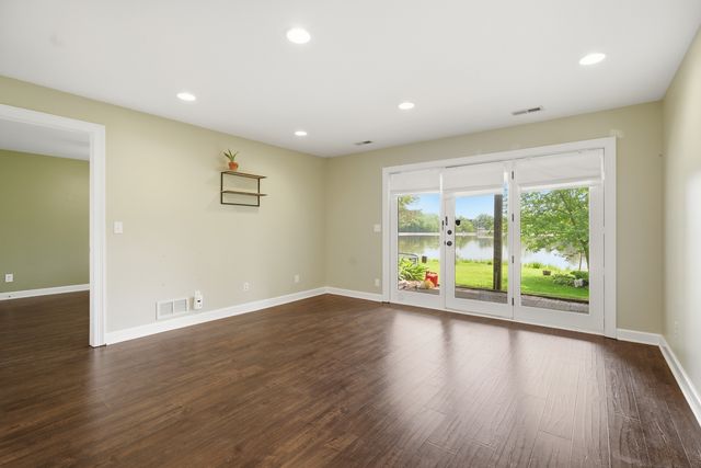 368 Hiawatha Drive, Lake In The Hills, IL 60156