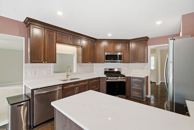 368 Hiawatha Drive, Lake In The Hills, IL 60156