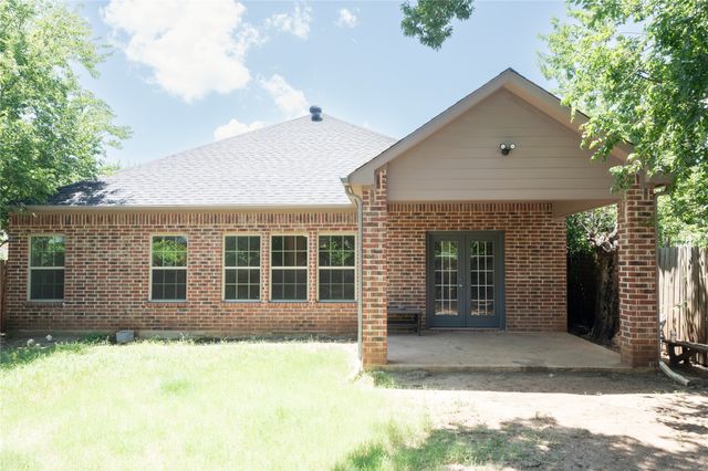 305 E Fogg Street, Fort Worth, TX 76110
