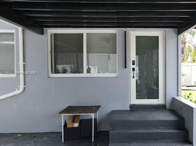 266 NE 162nd St, Miami, FL 33162