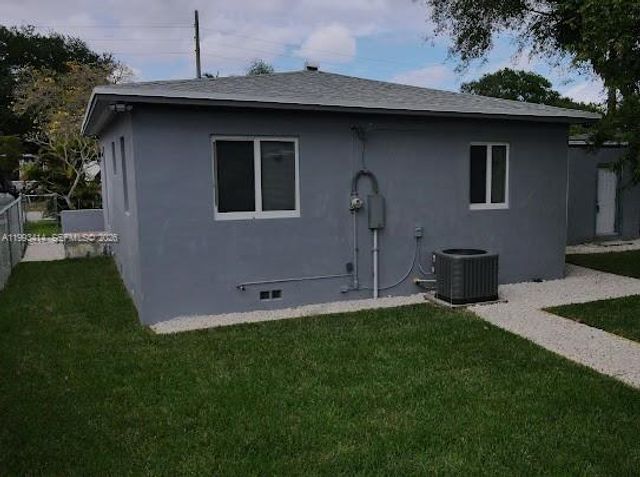 266 NE 162nd St, Miami, FL 33162