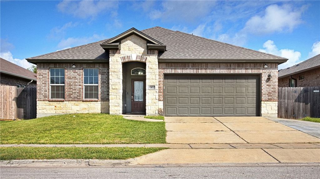 1102 Pasadena St, Portland, TX 78374