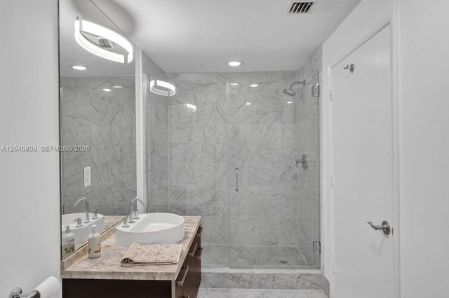 244 Biscayne Blvd 2005, Miami, FL 33132