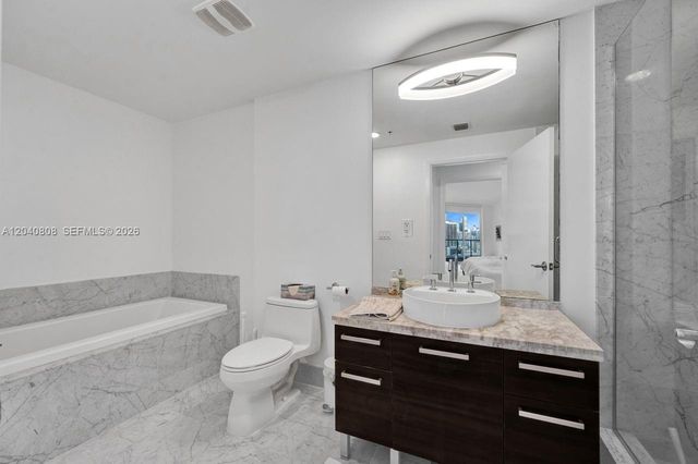 244 Biscayne Blvd 2005, Miami, FL 33132