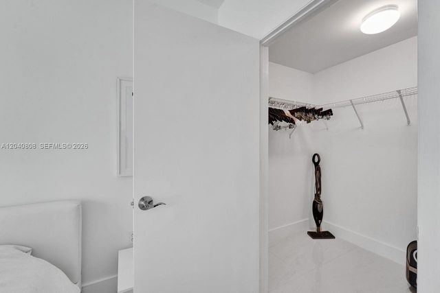 244 Biscayne Blvd 2005, Miami, FL 33132