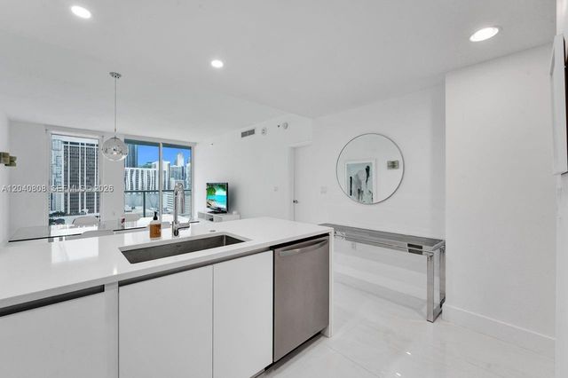 244 Biscayne Blvd 2005, Miami, FL 33132