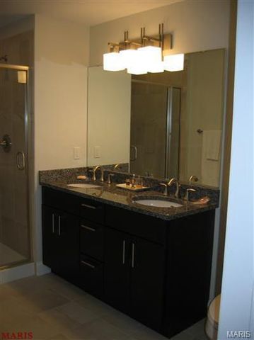 910 N McKnight Road 1B, University City, MO 63132