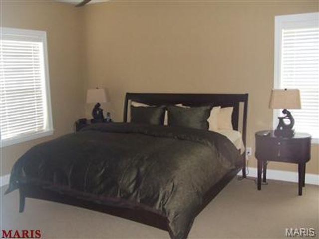 910 N McKnight Road 1B, University City, MO 63132