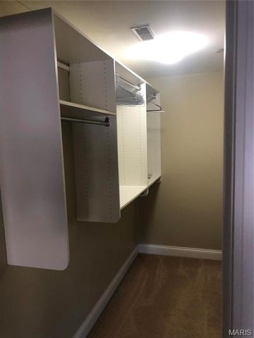 910 N McKnight Road 1B, University City, MO 63132