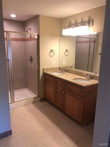 910 N McKnight Road 1B, University City, MO 63132