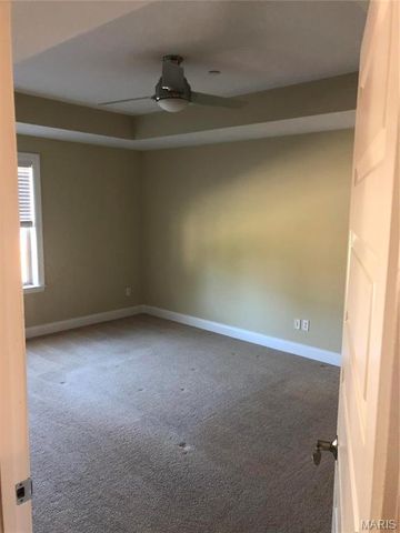 910 N McKnight Road 1B, University City, MO 63132