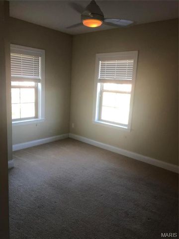 910 N McKnight Road 1B, University City, MO 63132