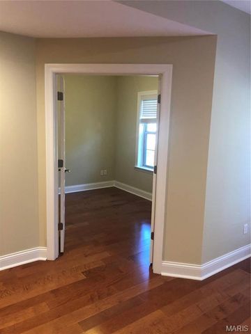 910 N McKnight Road 1B, University City, MO 63132