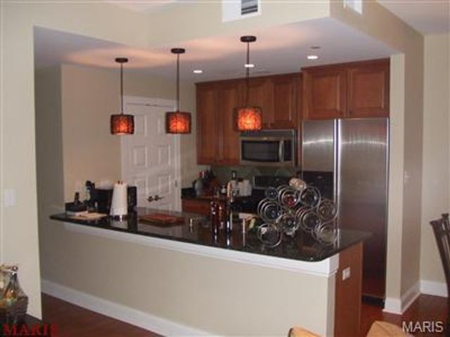 910 N McKnight Road 1B, University City, MO 63132