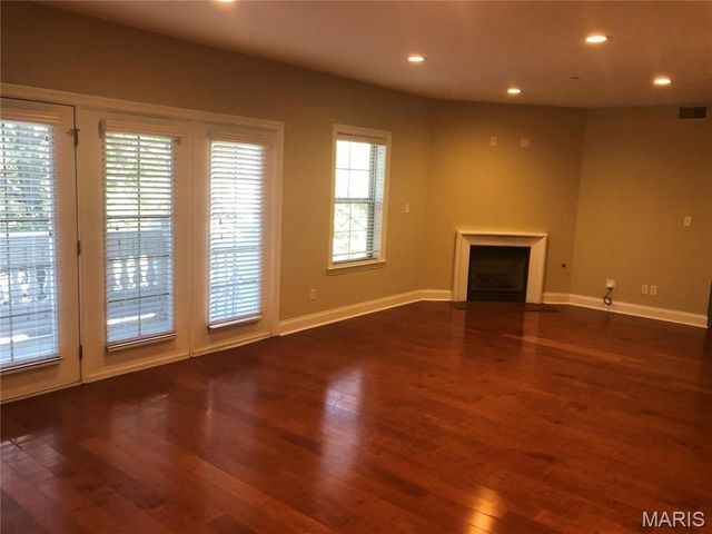 910 N McKnight Road 1B, University City, MO 63132