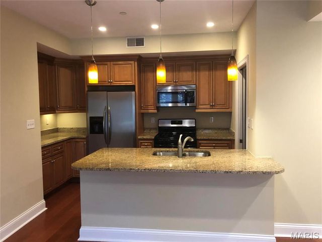 910 N McKnight Road 1B, University City, MO 63132