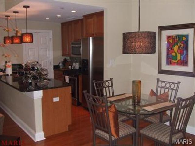 910 N McKnight Road 1B, University City, MO 63132